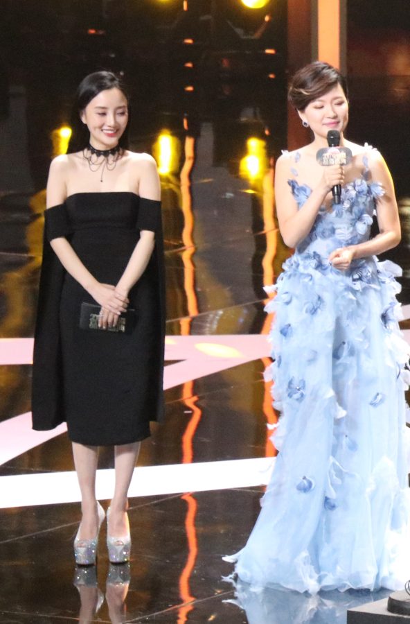 杨紫登台领奖意外发现嫂子李小璐（第7张/共10张）