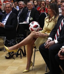 Melania Trump抬起细高跟腿被偷瞄
