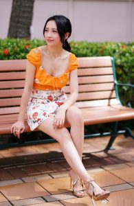 美女演员龚嘉欣坐长椅上拍照片小秀事业线