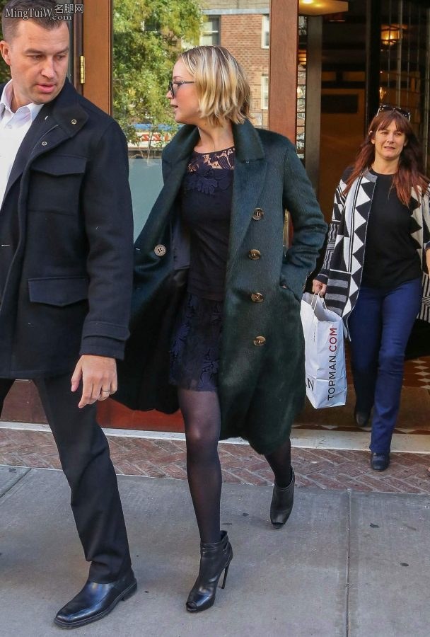 大表姐Jennifer Lawrence厚黑丝袜细跟短靴翘二郎腿+街拍（第13张/共29张）