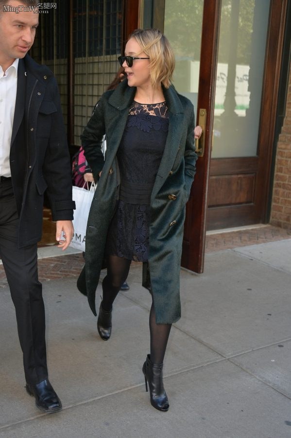 大表姐Jennifer Lawrence厚黑丝袜细跟短靴翘二郎腿+街拍（第18张/共29张）