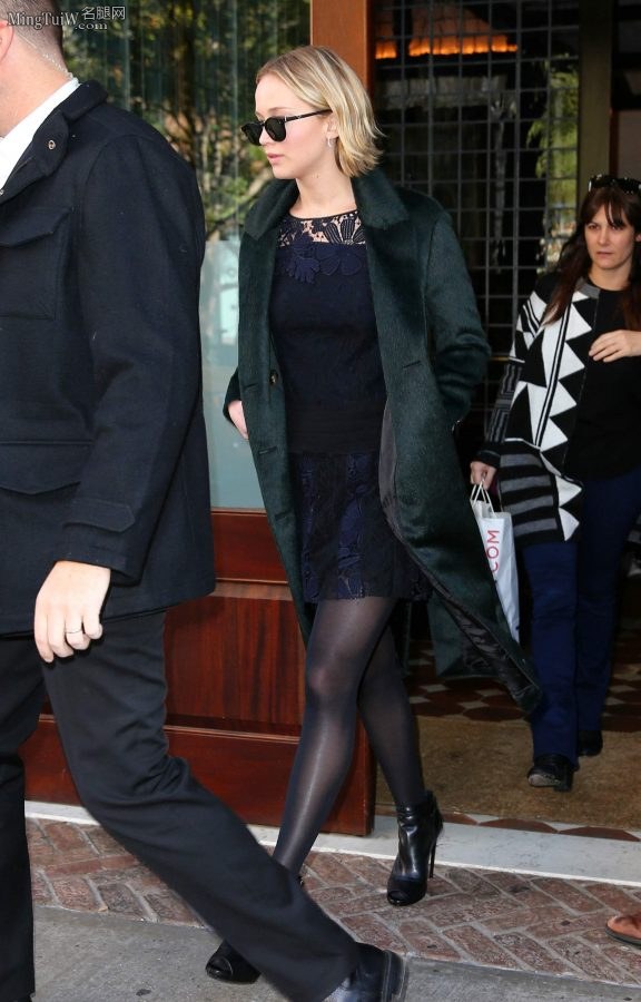 大表姐Jennifer Lawrence厚黑丝袜细跟短靴翘二郎腿+街拍（第11张/共29张）