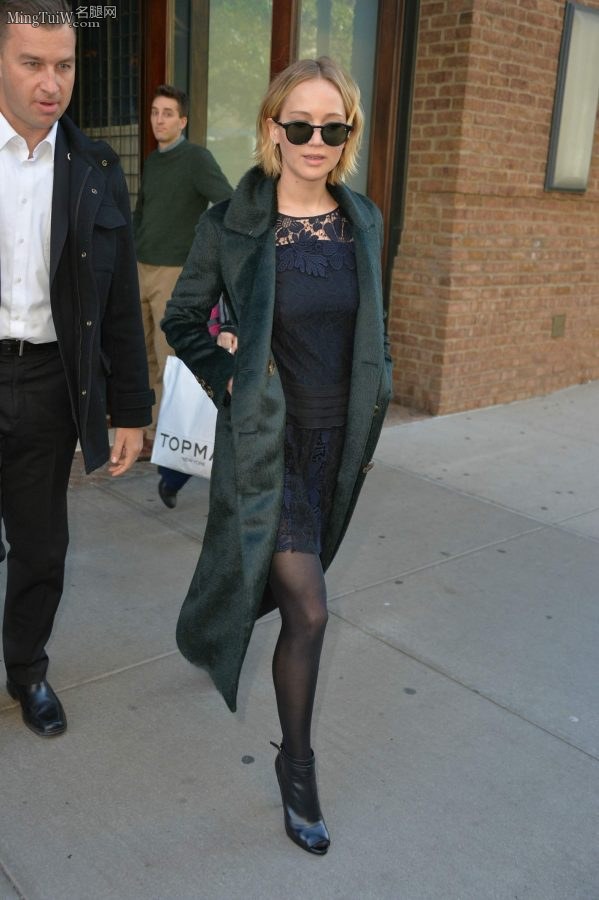 大表姐Jennifer Lawrence厚黑丝袜细跟短靴翘二郎腿+街拍（第19张/共29张）