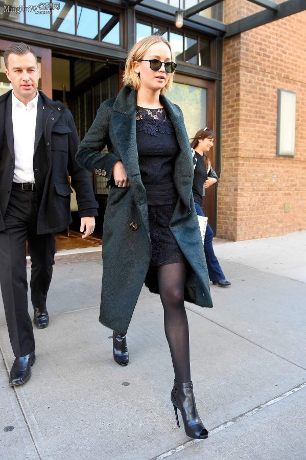 大表姐Jennifer Lawrence厚黑丝袜细跟短靴翘二郎腿+街拍（第25张/共29张）