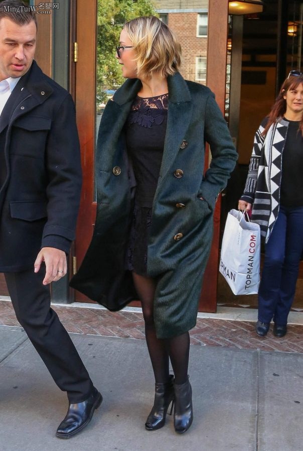 大表姐Jennifer Lawrence厚黑丝袜细跟短靴翘二郎腿+街拍（第14张/共29张）