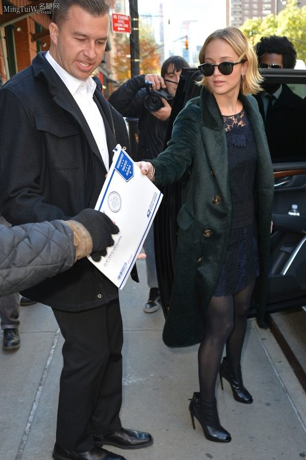 大表姐Jennifer Lawrence厚黑丝袜细跟短靴翘二郎腿+街拍（第29张/共29张）