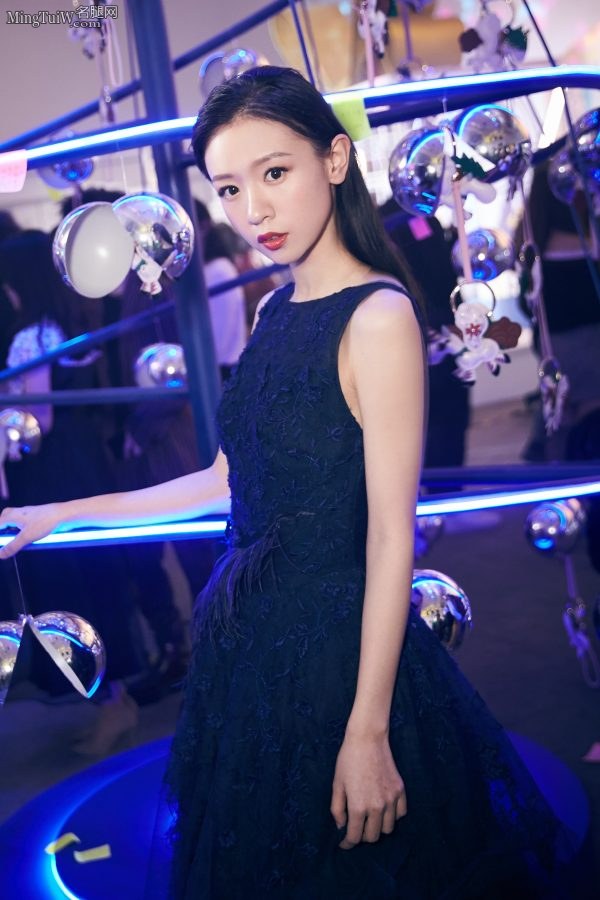 90后美女刘木子蓝色礼服露出光滑的美背（第8张/共9张）