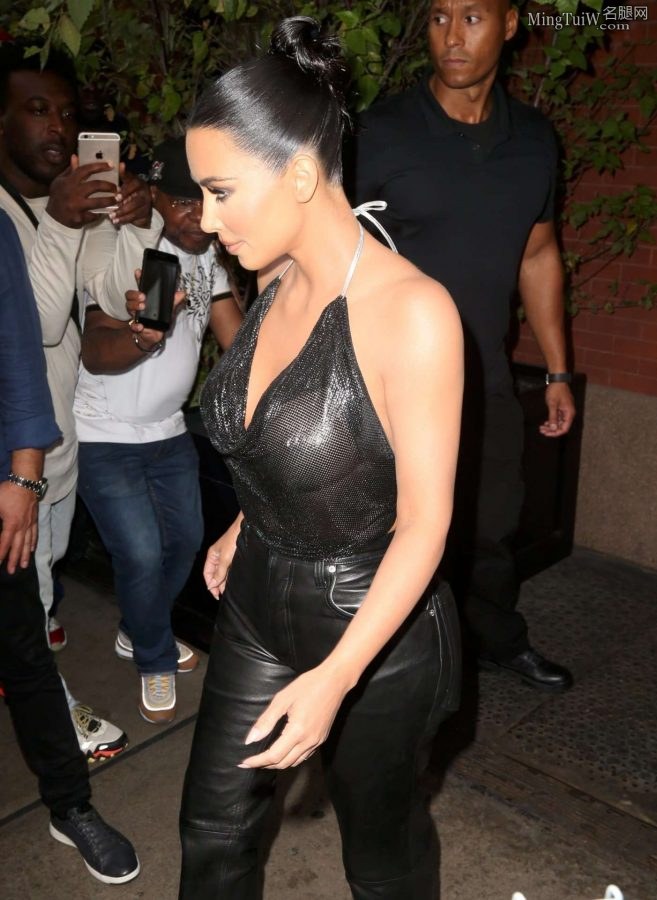 Kim Kardashian皮衣皮裤外出 这双大胯真宽（第12张/共12张）