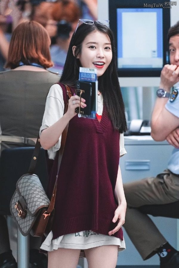 韩国美少女歌手李知恩机场白嫩的玉腿（第6张/共6张）