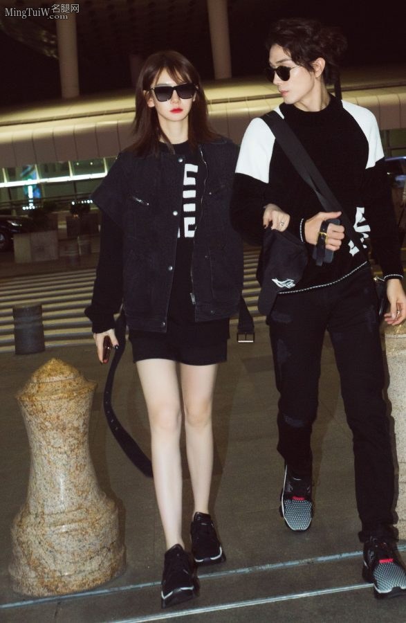 戚薇和老公外出在机场展示自己白皙长直的玉腿（第4张/共6张）