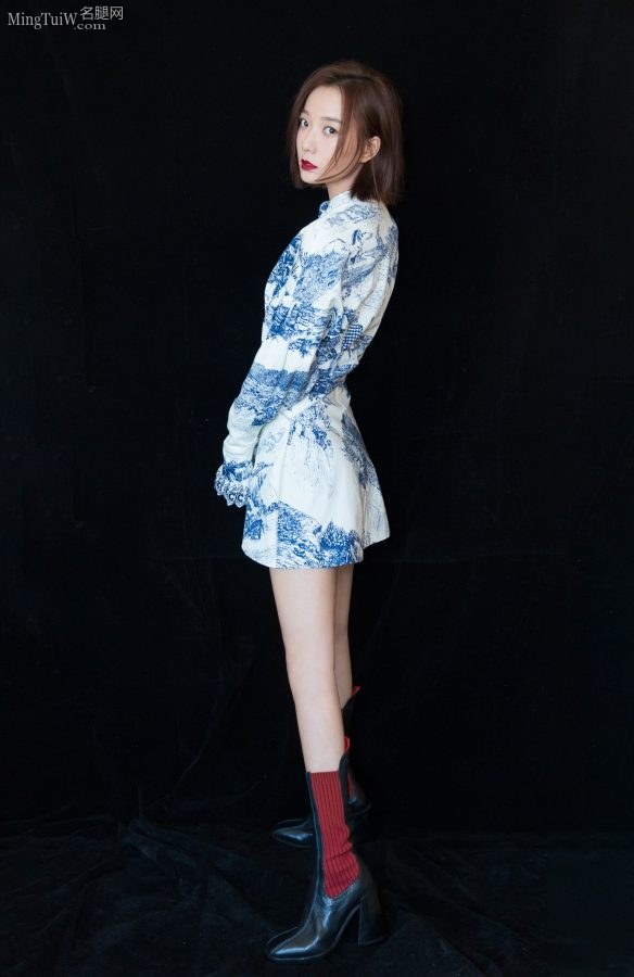 很舒服很漂亮的小姐姐王珞丹 蓝色中国风短裙美腿纤长（第2张/共11张）
