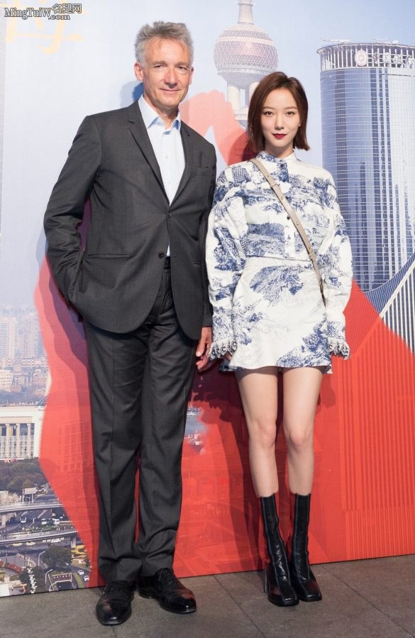 很舒服很漂亮的小姐姐王珞丹 蓝色中国风短裙美腿纤长（第9张/共11张）