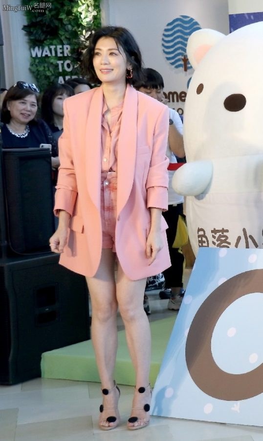 贾静雯穿粉色西装配短裤踩高跟鞋展示修长美腿（第13张/共23张）