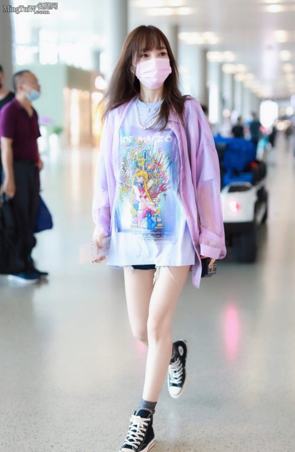 美少女战士李小璐戴口罩现身机场美腿纤细白嫩（第2张/共8张）