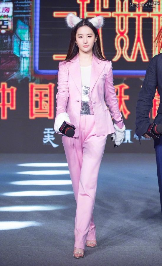 神仙姐姐刘亦菲穿粉色西装配银色细高跟鞋（第4张/共9张）