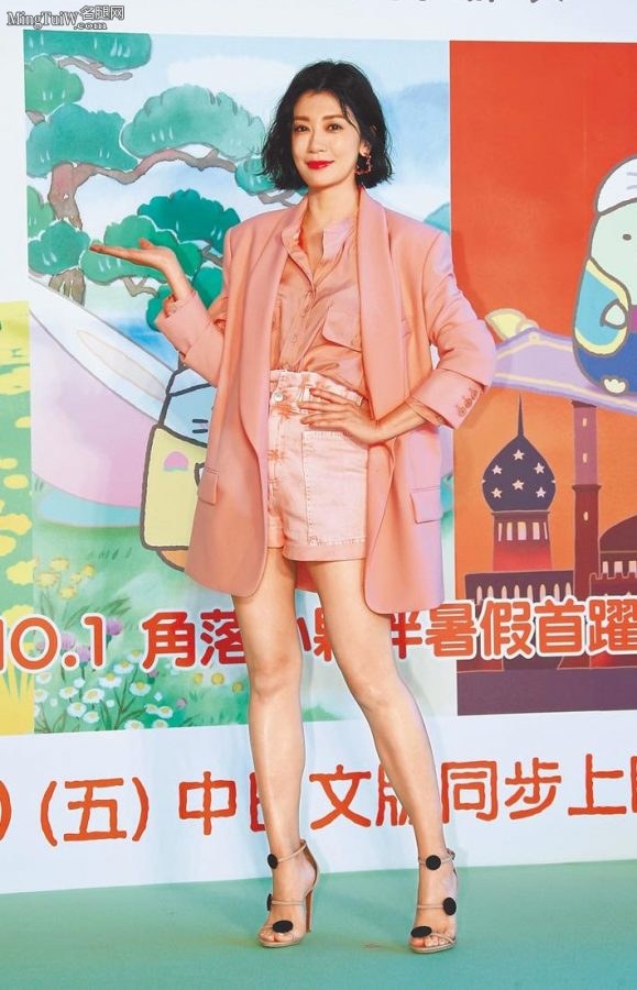 贾静雯穿粉色西装配短裤踩高跟鞋展示修长美腿（第23张/共23张）