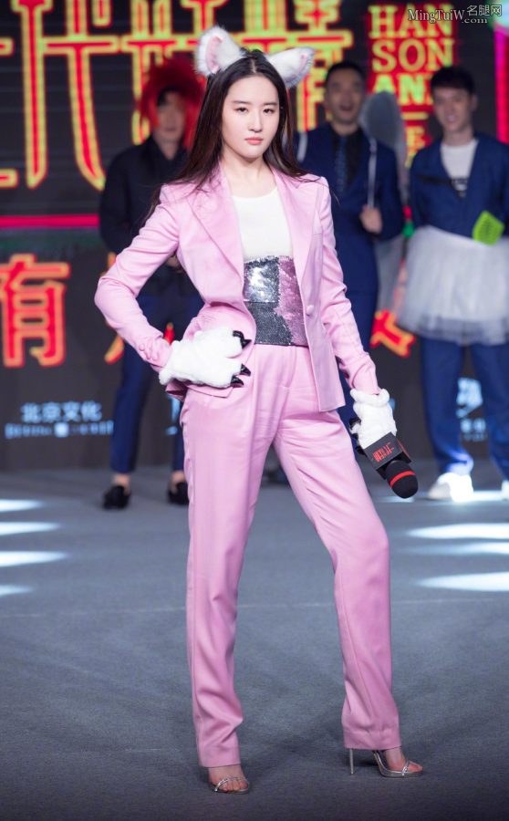 神仙姐姐刘亦菲穿粉色西装配银色细高跟鞋（第1张/共9张）