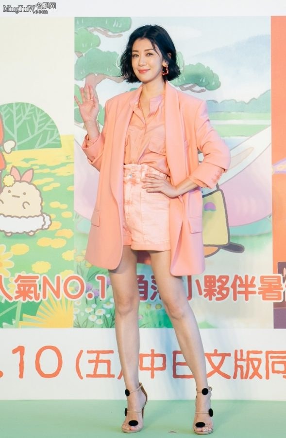 贾静雯穿粉色西装配短裤踩高跟鞋展示修长美腿（第15张/共23张）