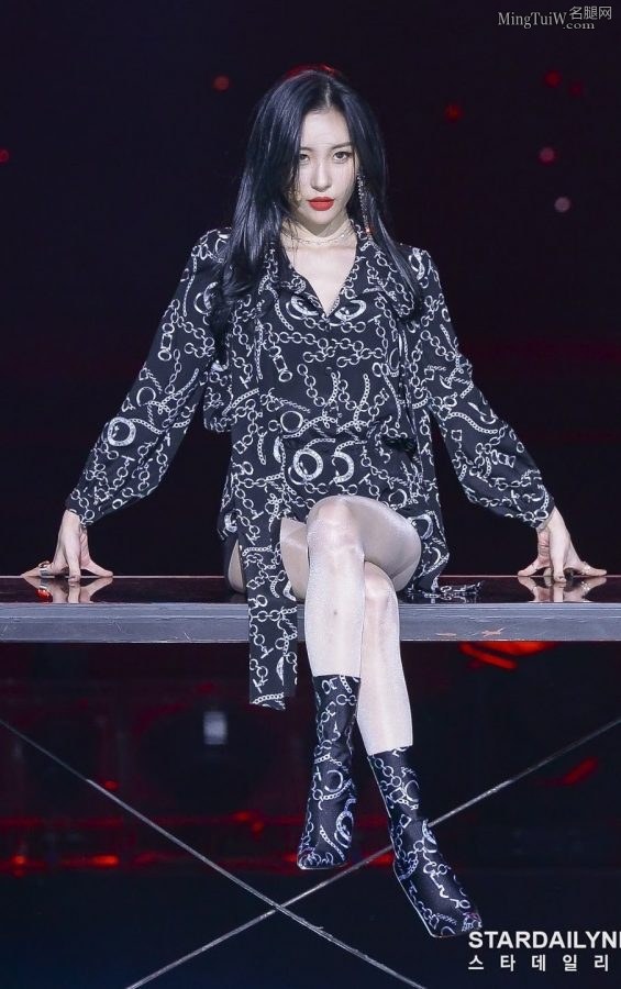 韩国女歌手李宣美表演时穿了质感丝袜（第2张/共4张）