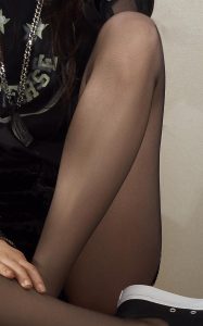 欧阳娜娜穿上黑色丝袜放大后纹理清晰可见