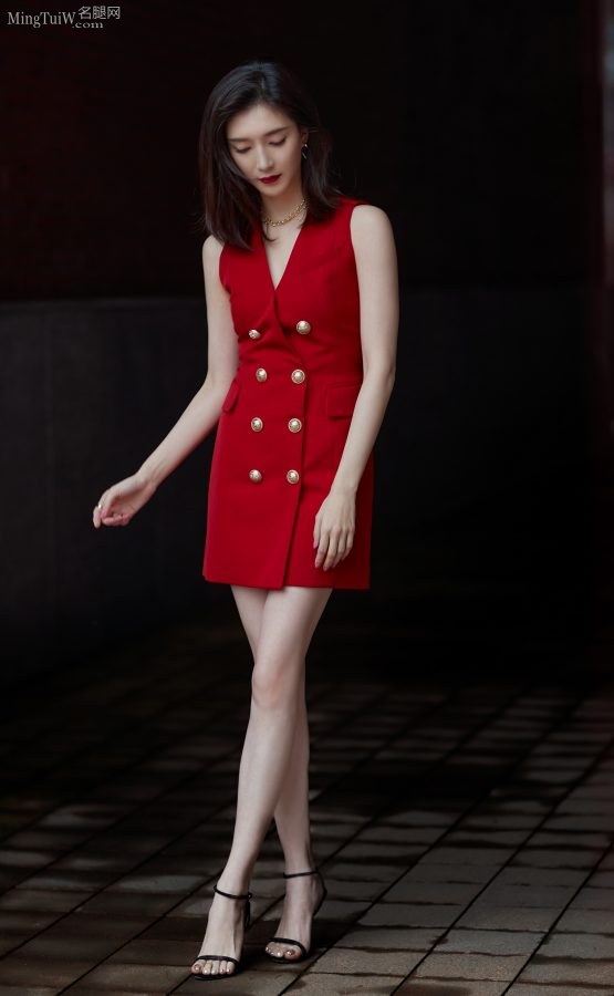 江疏影性感红唇配红裙显得腿更加白了（第1张/共4张）