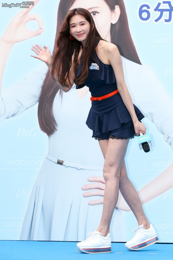 林志玲在妇女公益活动中穿小短裙展现迷人美腿（第19张/共36张）