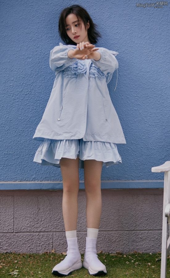 胡冰卿蓝色少女短裙搭配可爱袜靴气质清新美腿细滑（第6张/共6张）