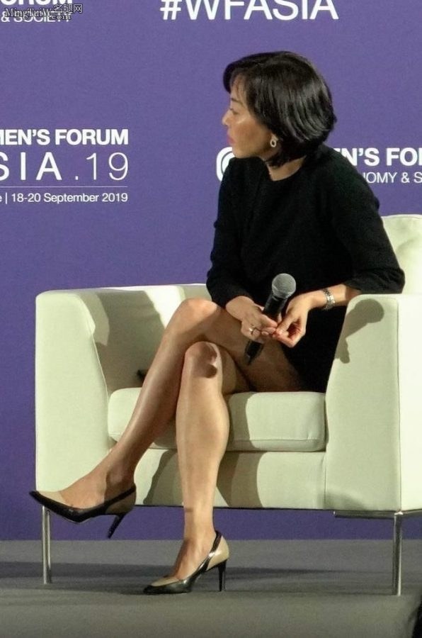 光辉国际女老总艾丽西亚·易参加高端论坛跷二郎腿坐姿（第4张/共4张）
