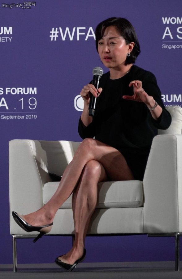 光辉国际女老总艾丽西亚·易参加高端论坛跷二郎腿坐姿（第1张/共4张）