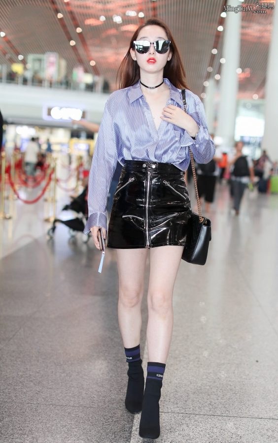 蒋梦婕穿超短小皮裙外出露出超白皙的美腿（第8张/共17张）