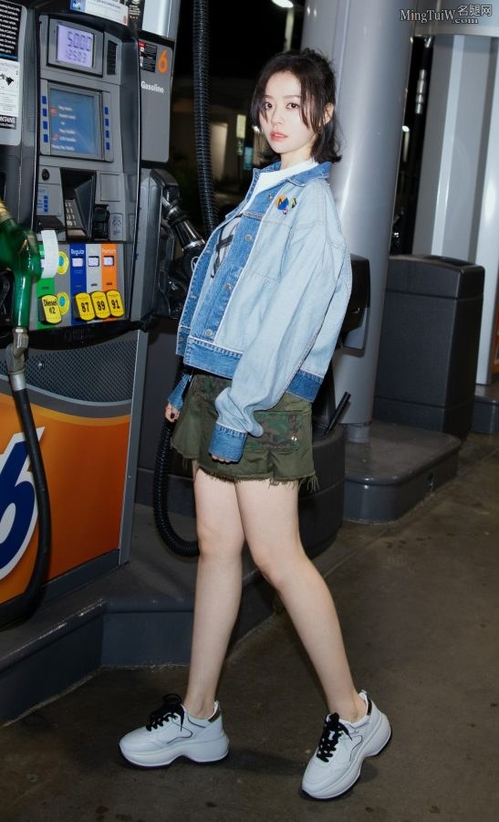 张靓颖在加油站展示自己好看的双腿（第5张/共5张）