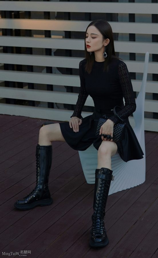 有点酷的小姐姐古力娜扎小黑裙配黑靴显得腿太白了（第5张/共6张）