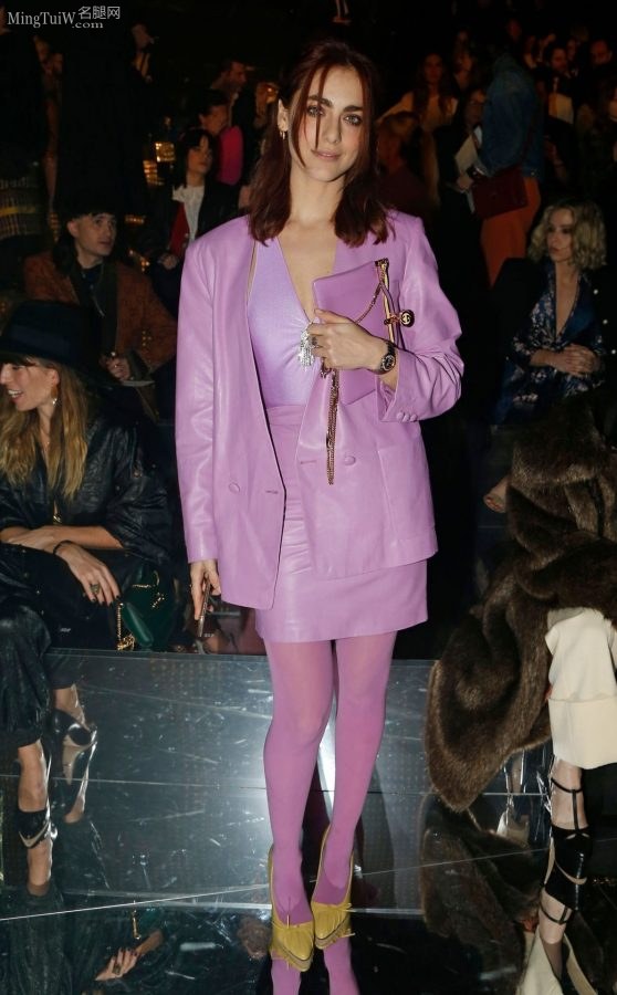 米兰时装周里的倪妮 重点是旁边Miriam Leone的紫色丝袜（第8张/共15张）