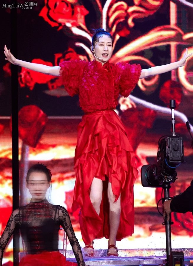 刘敏涛在台上展示这个年纪女人特有的风情（第3张/共6张）