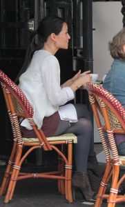 Lucy Liu在路边和咖啡时的丝袜美腿被拍（第3张/共11张）