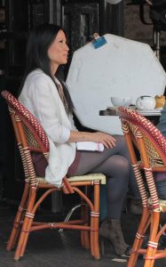 Lucy Liu在路边和咖啡时的丝袜美腿被拍（第2张/共11张）