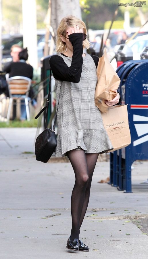 细腿美女艾玛·罗伯茨穿黑丝袜出门购物（第5张/共6张）