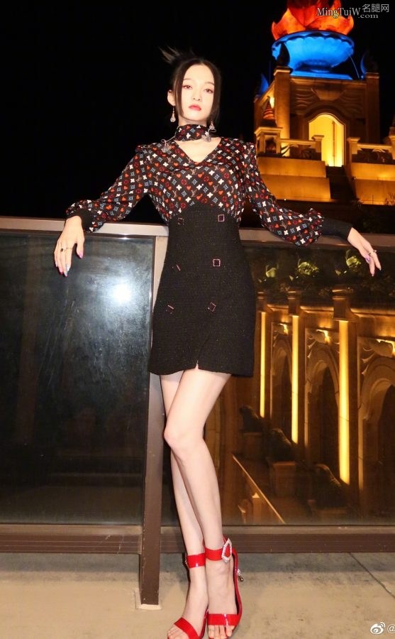 张韶涵在迷人的夜色中展示自己的美腿和美脸（第2张/共8张）