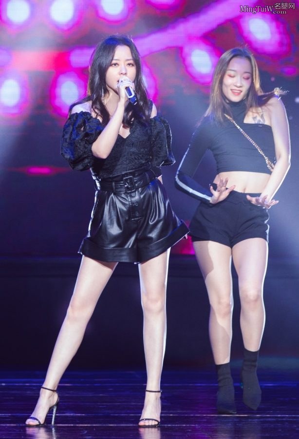 美女歌手张靓颖最爱展示她迷人的两条美腿（第6张/共7张）