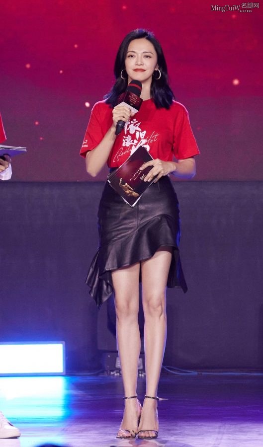 拥有逆天长腿的女明星姚晨主持颁奖典礼（第1张/共6张）