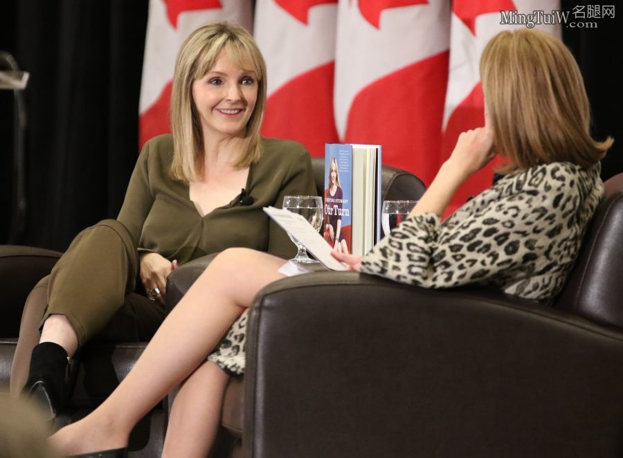 媒体主管Kirstine Stewart的高跟短靴和加拿大妇女组织负责人Alex Johnston的肉丝美腿（第6张/共7张）