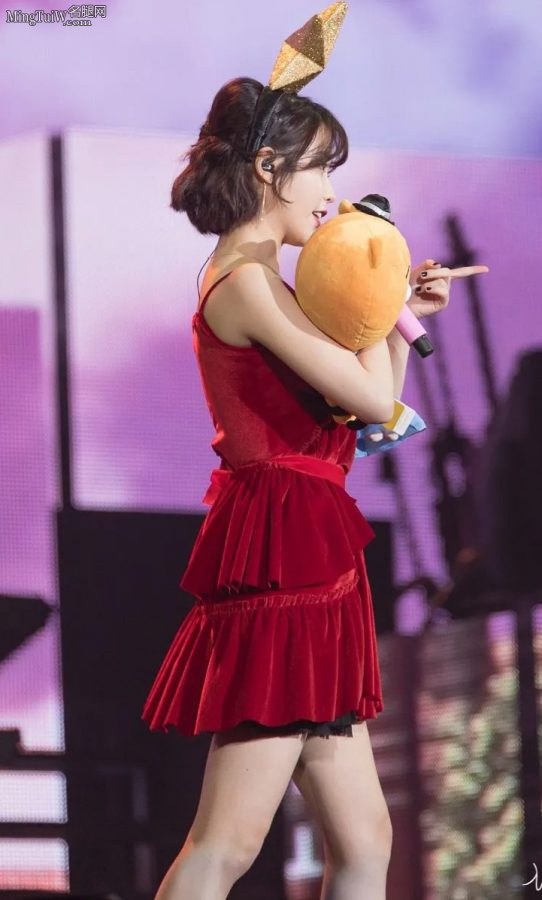 韩国美女歌手李知恩美腿高跟演唱会（第16张/共61张）