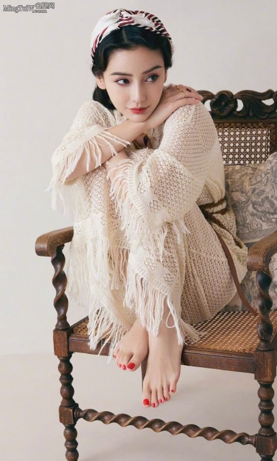 Angelababy登上时尚杂志秀完黑丝腿然后秀白皙美足（第3张/共3张）