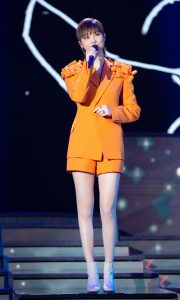 李宇春现在超爱展示她笔直的玉腿（第1张/共4张）