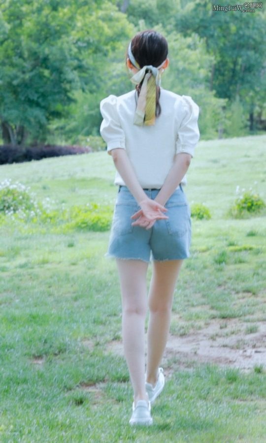 美女李沁穿牛仔短裤在绿草地拍写真，美腿白如牛奶小翘臀也不错（第7张/共7张）