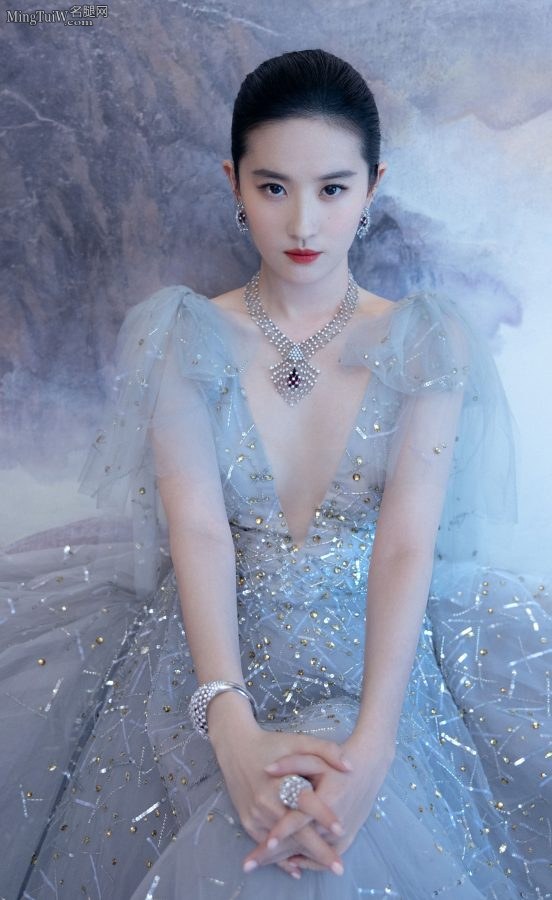 仙气十足的女明星刘亦菲代言珠宝深V长裙颜值逆天（第2张/共9张）