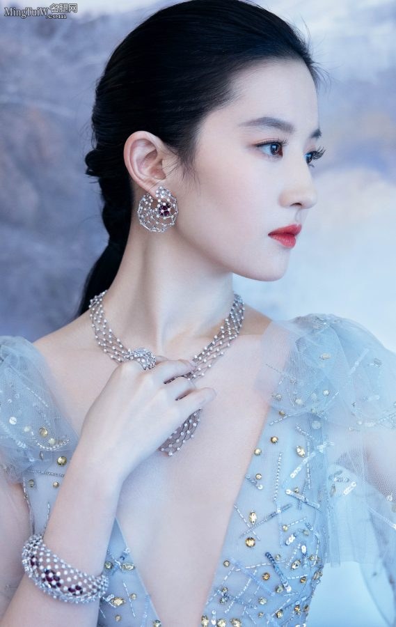 仙气十足的女明星刘亦菲代言珠宝深V长裙颜值逆天（第4张/共9张）