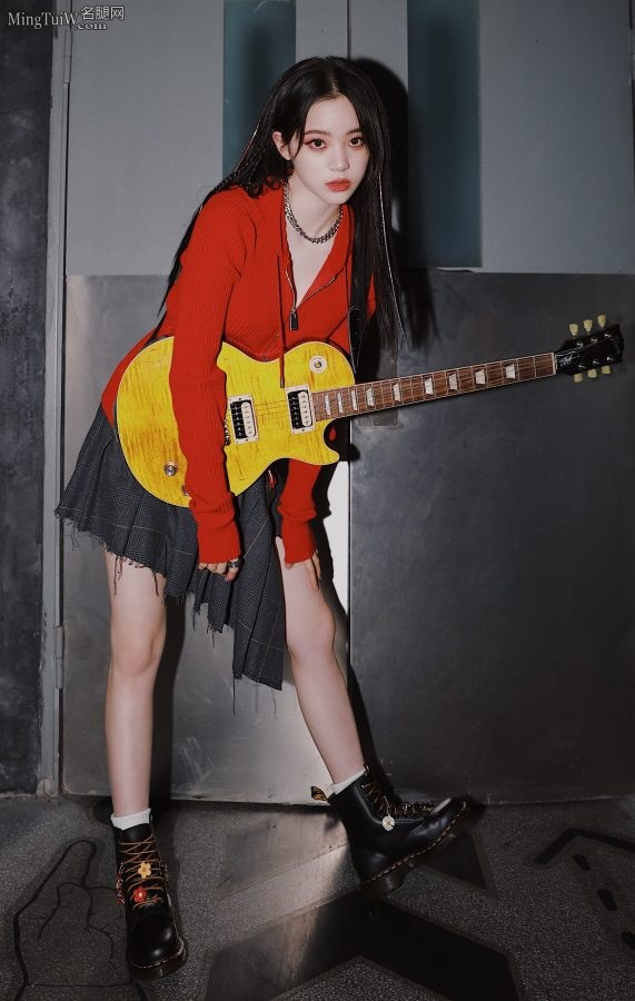 弹吉他的美少女欧阳娜娜浓妆上镜（第4张/共10张）
