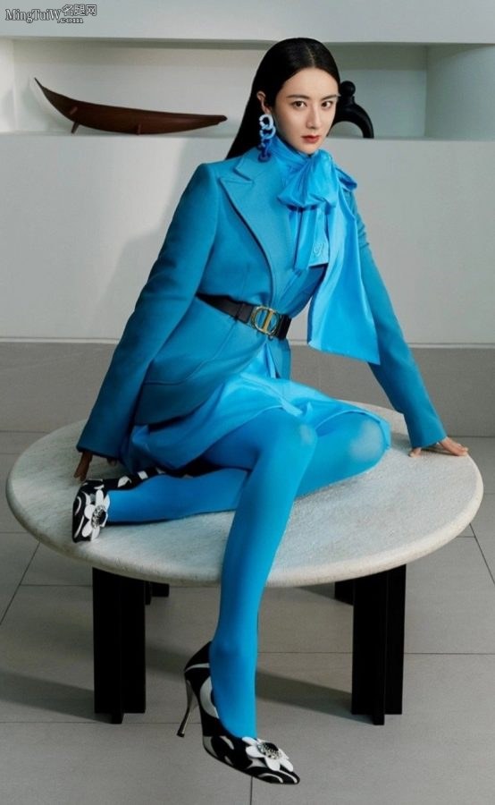 薇娅登上《时装》杂志腿上裹了罕见的蓝色丝袜（第1张/共4张）