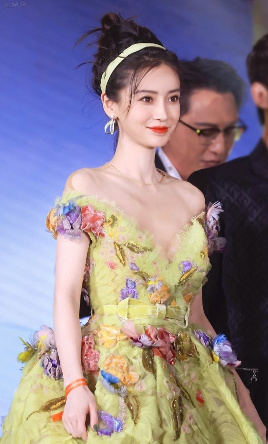 绿野仙踪杨女神Angelababy穿深V雕花裙颜值爆表（第16张/共25张）